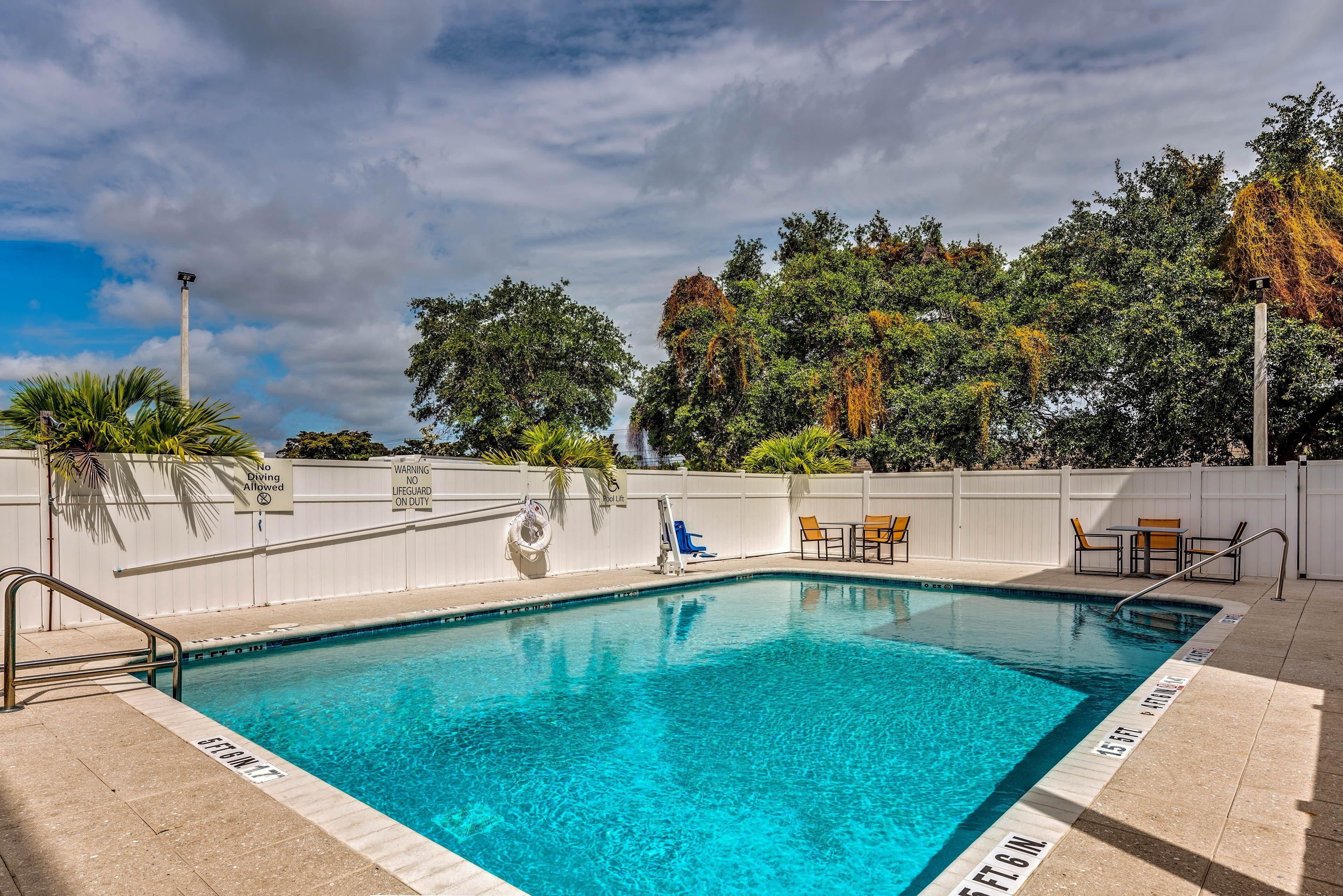 Holiday Inn Express & Suites Lantana By Ihg Extérieur photo